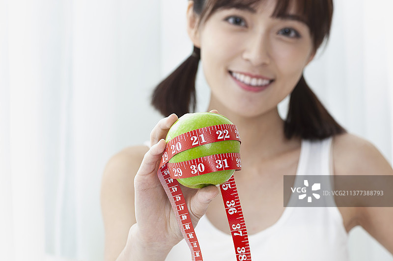 东方美女拿着苹果图片素材