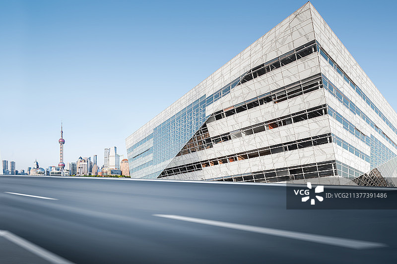 上海图书馆东馆天际线道路公路汽车背景图片素材