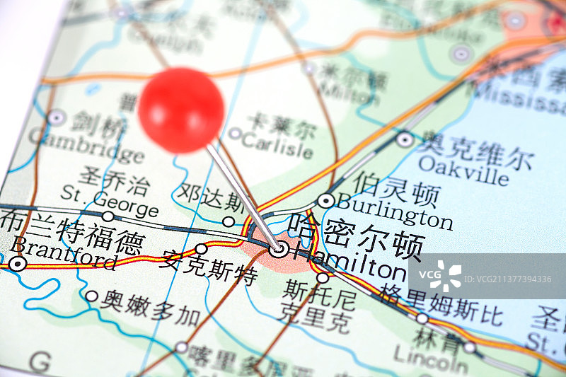 大头钉标注加拿大城市哈密尔顿在地图上的位置图片素材