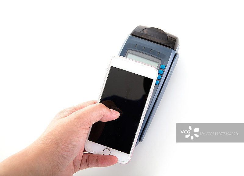 白背景上手拿手机正在pos机上扫码付款图片素材