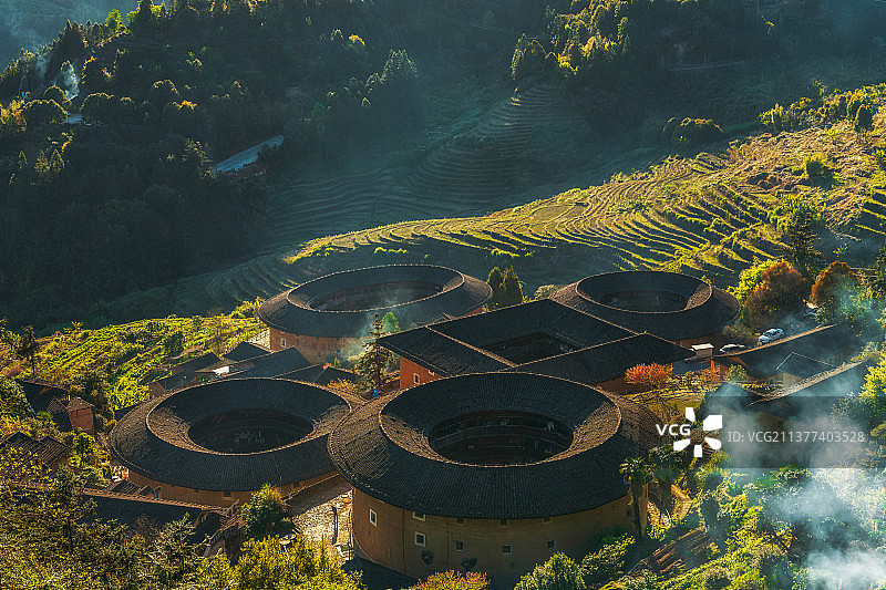 福建土楼代表——福建省漳州市南靖县书洋镇田螺坑土楼群（四菜一汤）户外黄昏高视角图片素材