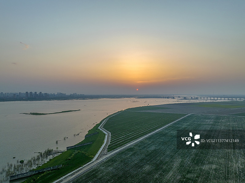 航拍襄阳宜城汉江万洋洲土豆种植基地自然风光图片素材