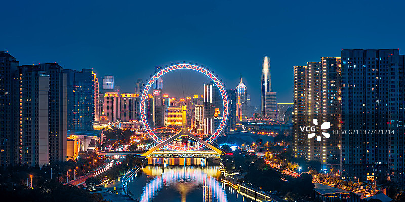 中国天津市天津之眼摩天轮城市天际线夜景图片素材