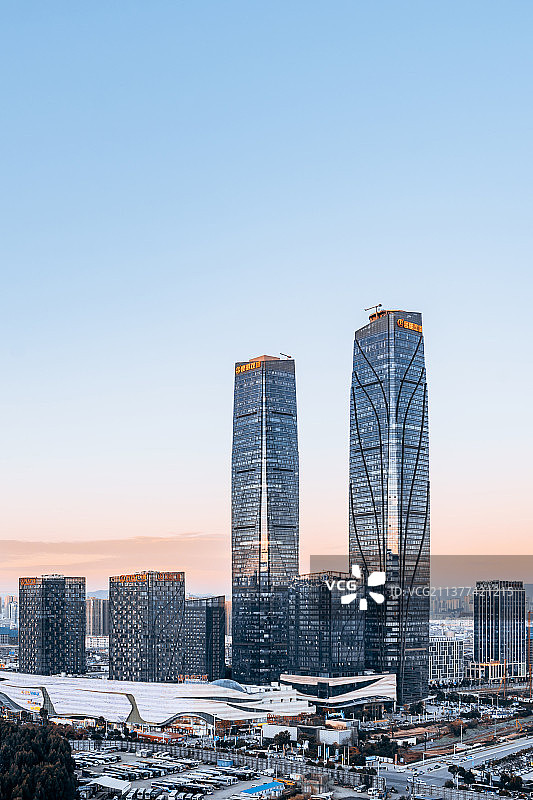 中国云南昆明双子塔和城市天际线黄昏风光图片素材