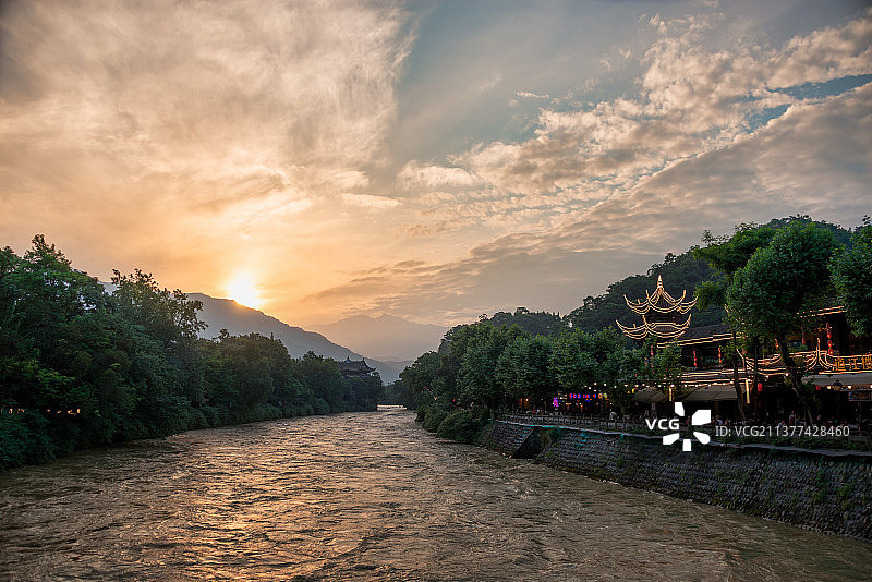 都江堰宝瓶口晚霞图片素材