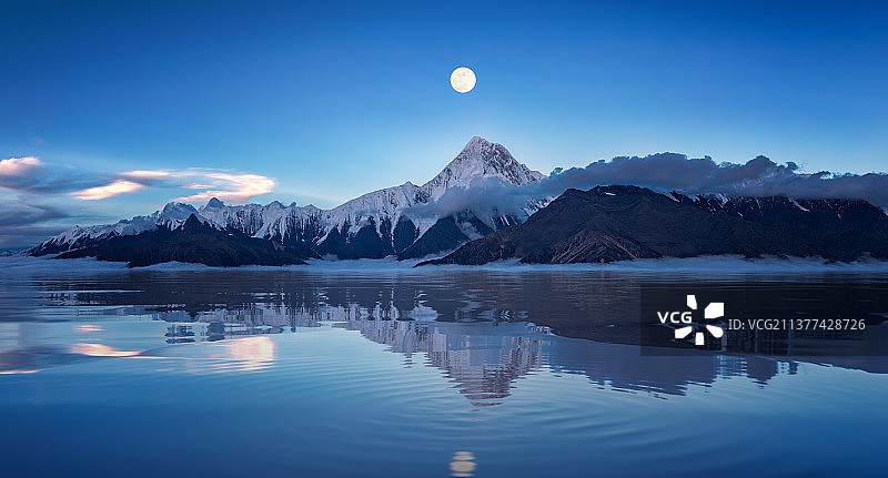 贡嘎雪山倒影图片素材