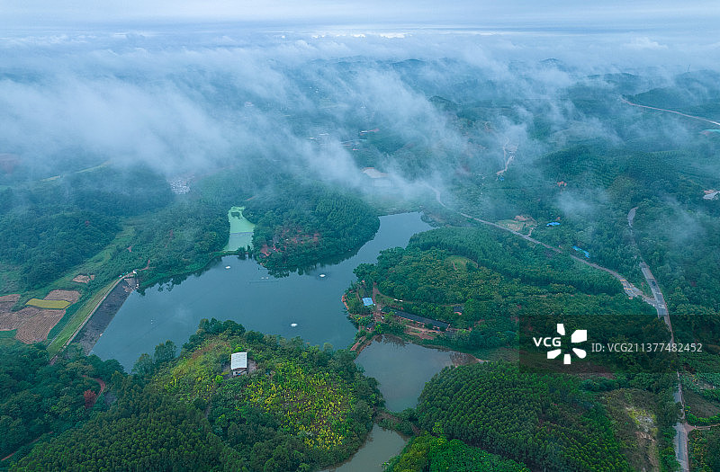 中国广西南宁青秀区乡村山林晨雾航拍风光图片素材