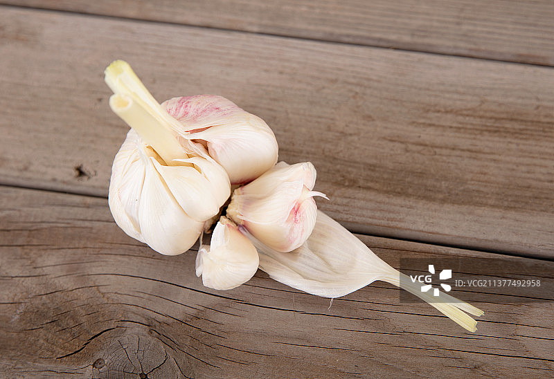 桌子上一头被扒开的新鲜大蒜图片素材