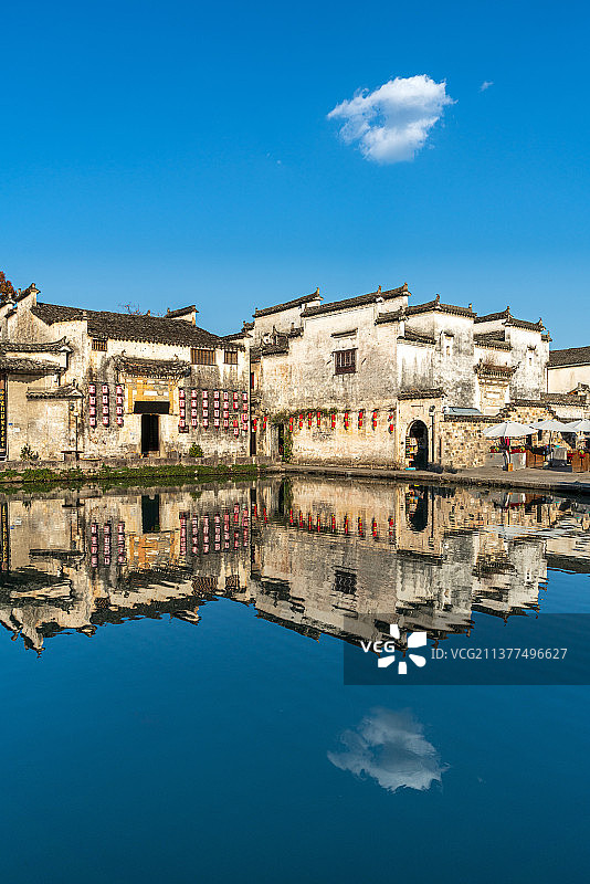 安徽黟县宏村南湖月沼民居徽派建筑天空山脉云倒影图片素材