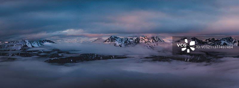 达瓦更扎云海图片素材