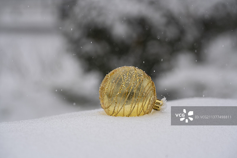 下雪天厚雪上的圣诞装饰品图片素材