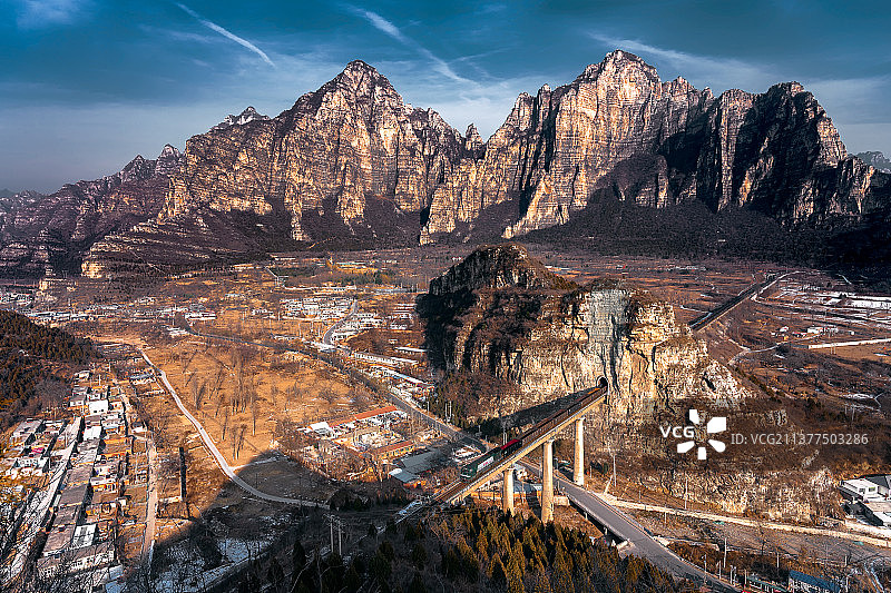 冬季下午行驶在京原铁路十渡大桥上的货运列车图片素材