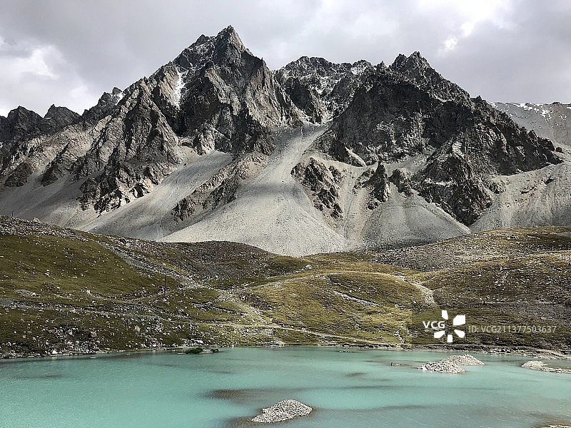 雪山翠湖图片素材