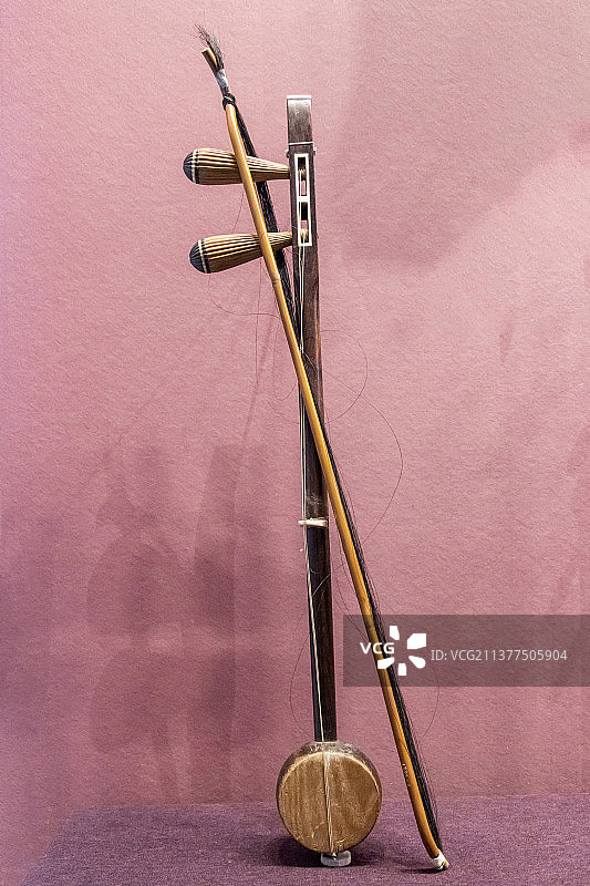 中国工艺美术馆：板胡（弦鸣擦奏乐器，木制琴身、面板，椰壳琴筒）图片素材