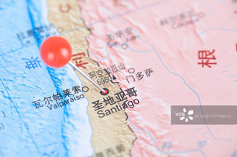 大头钉在地图上标注着智利首都圣地亚哥的位置图片素材