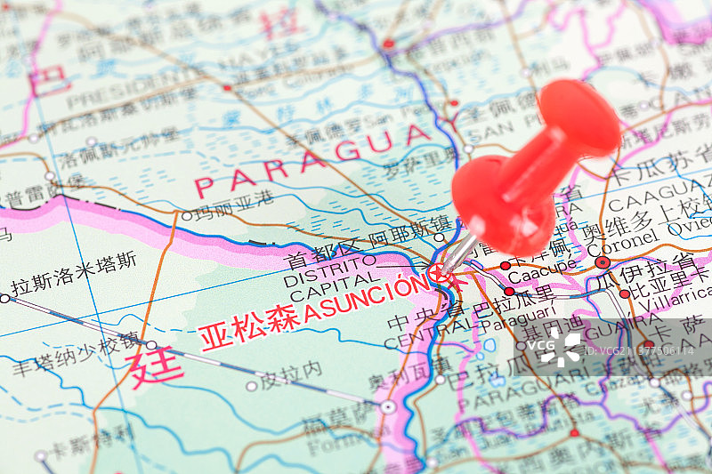 巴拉圭首都亚松森在地图上被大头钉标注图片素材