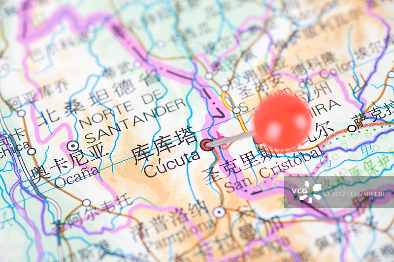 哥伦比亚城市库库塔在地图上被大头钉标注图片素材