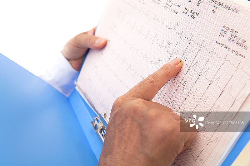 医院医生手拿相关病历材料查看图片素材