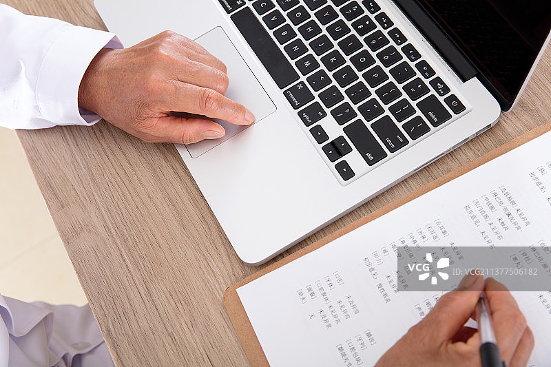 大夫正在使用电脑查看医疗相关文件图片素材