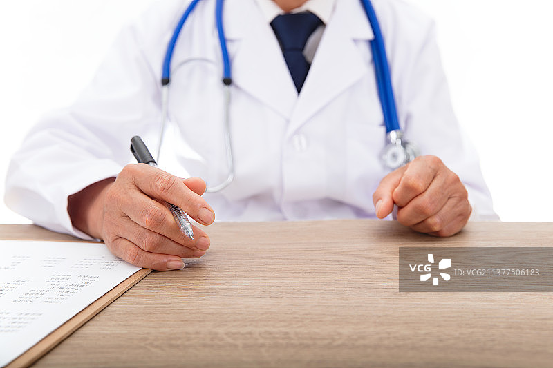 穿着白大褂坐诊中的老医生图片素材