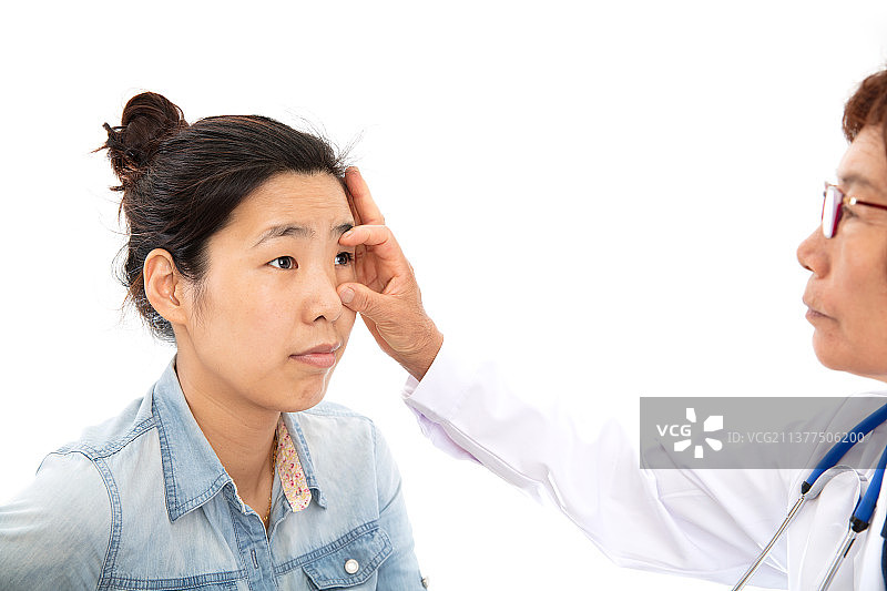 女眼科医生正在检查女患者的眼睛图片素材