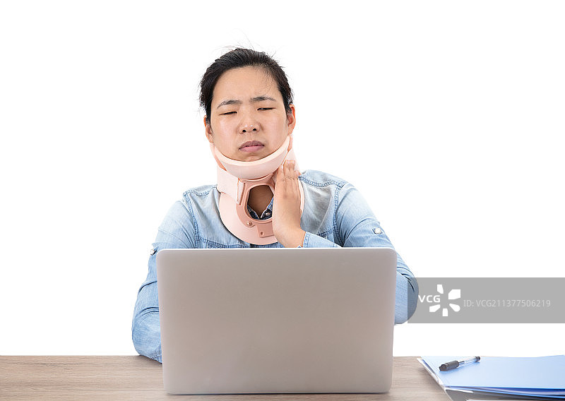 患有颈椎病依然在坚持工作的中国女白领图片素材