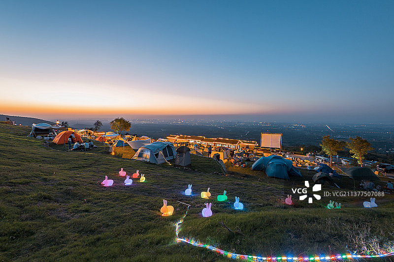 河南省洛阳市伊滨区万安山国家森林公园露营小镇图片素材