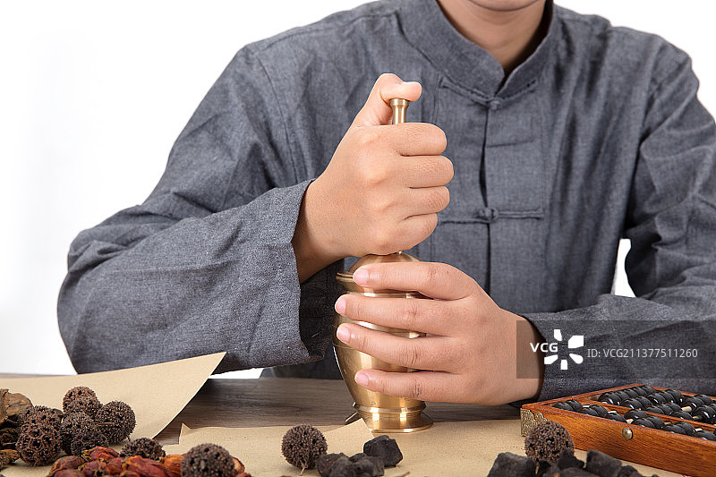 中医大夫正用药臼把中药捣碎图片素材