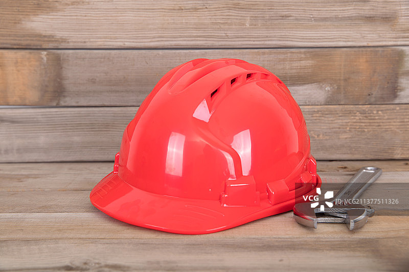 建筑行业的红色安全帽和活口钳子图片素材
