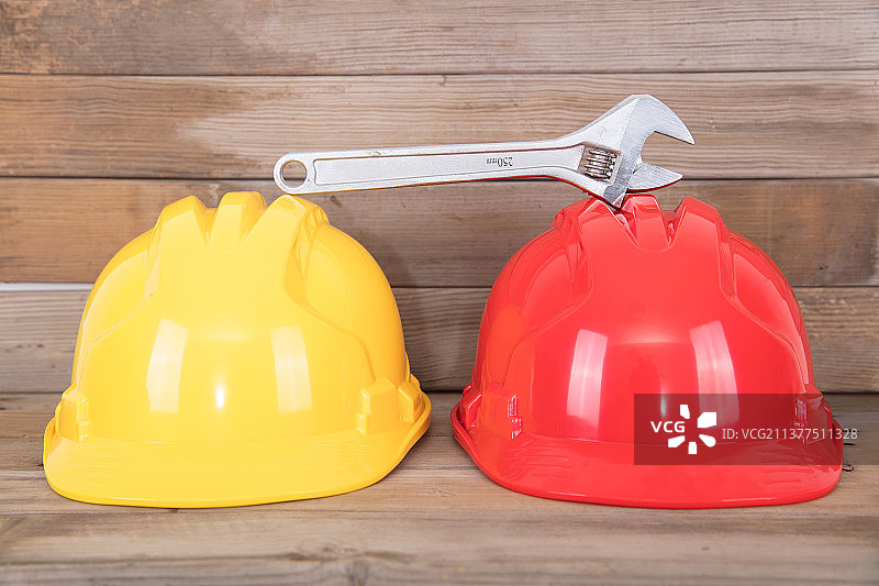 两个安全帽和一把活口钳子图片素材