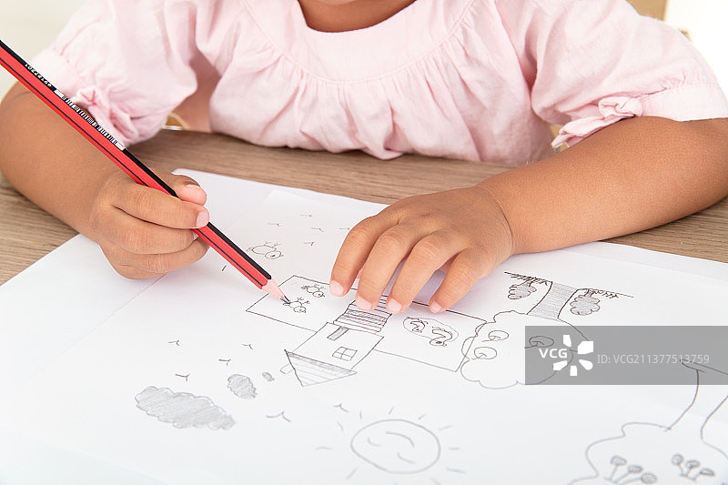 幼儿园的小女孩在认真的画简笔画图片素材