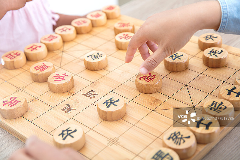 小女孩在和妈妈下中国象棋图片素材