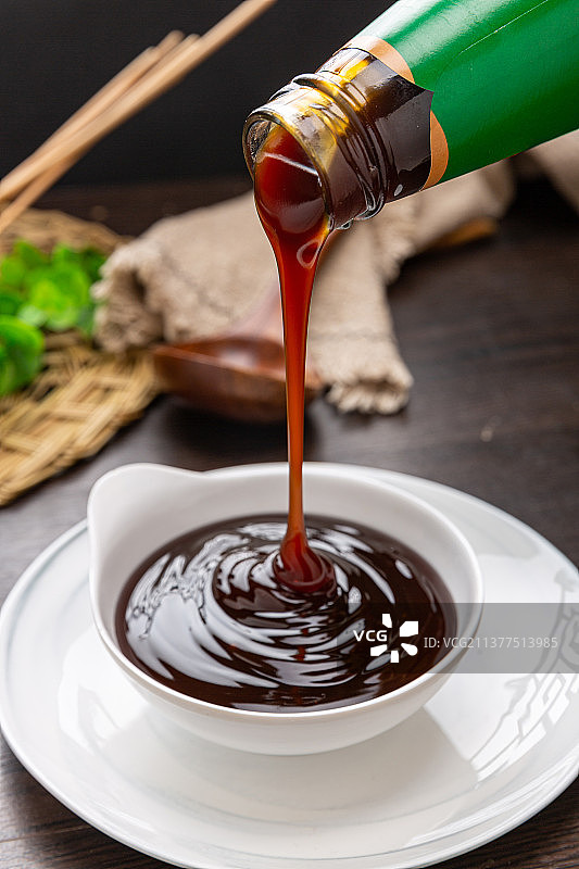 从瓶口倒出的蚝油图片素材