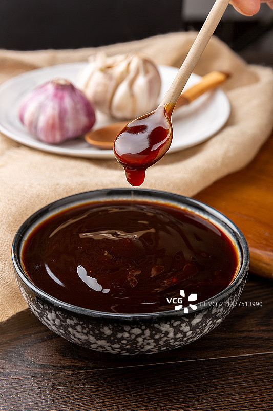 用勺子舀起的调味品蚝油特写图片素材