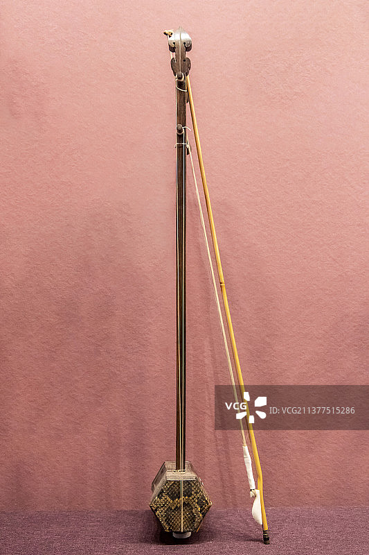 中国工艺美术馆（中国非物质文化遗产馆）：二胡（弦鸣擦奏乐器，梅兰芳旧藏，木制琴杆、琴筒，面蒙蟒皮）图片素材