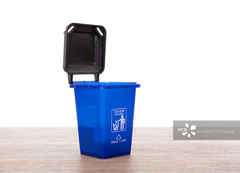 垃圾分类蓝色可回收物垃圾桶模型图片素材