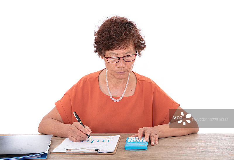 中国资深金融会计师从业者正在认真工作图片素材