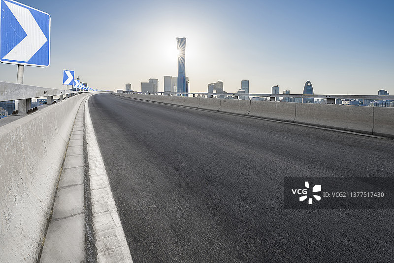 北京市建筑CBD马路公路汽车广告图图片素材