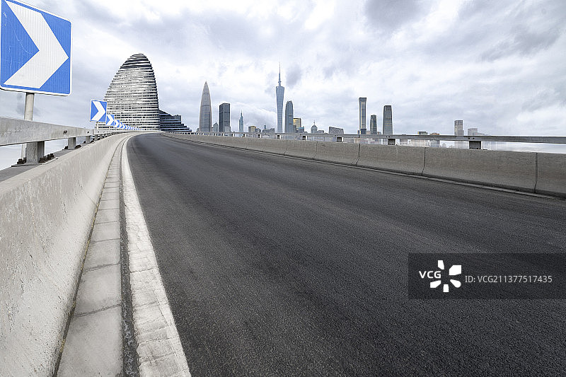 北京市建筑CBD马路公路汽车广告图图片素材