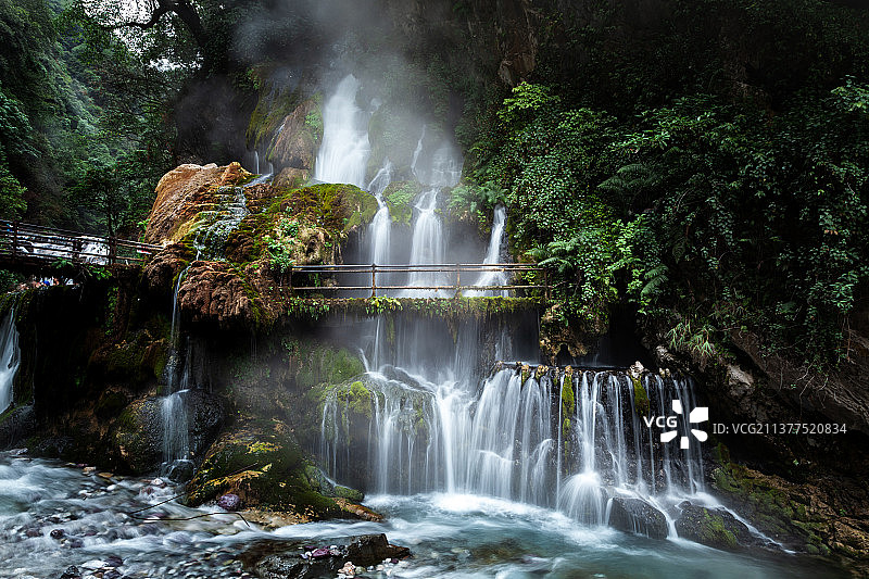 温泉瀑布（凉山彝族自治州螺髻九十九里温泉瀑布）图片素材