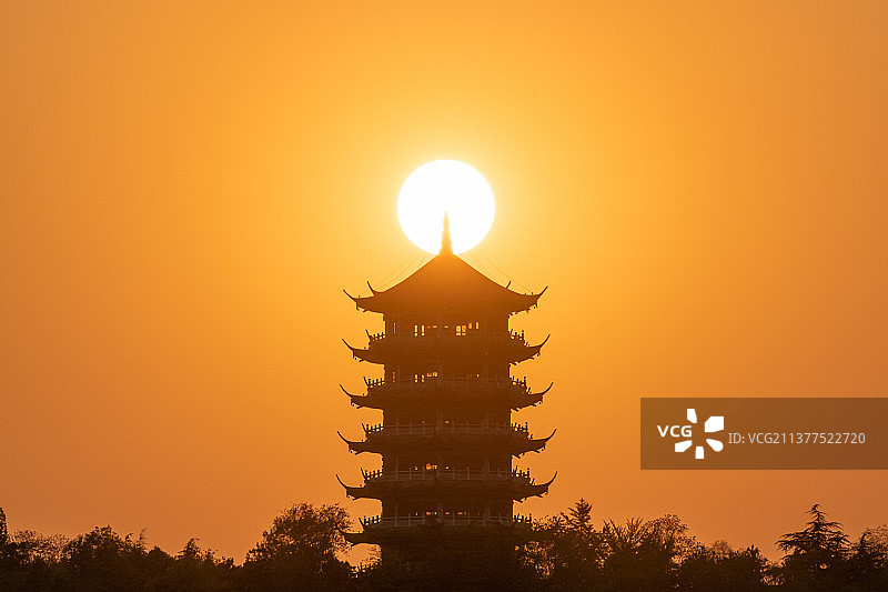 望淮塔悬日图片素材