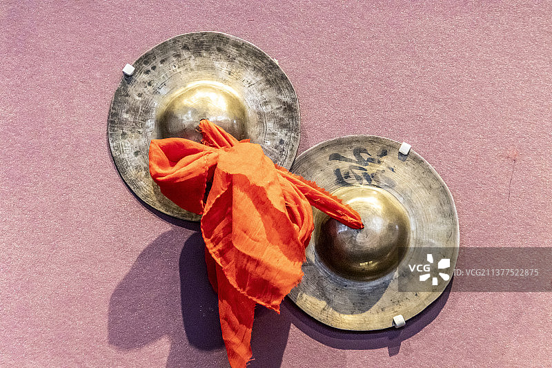 中国工艺美术馆：京钹（体鸣碰奏乐器，又名“中钹”“水镲”，铜制）图片素材