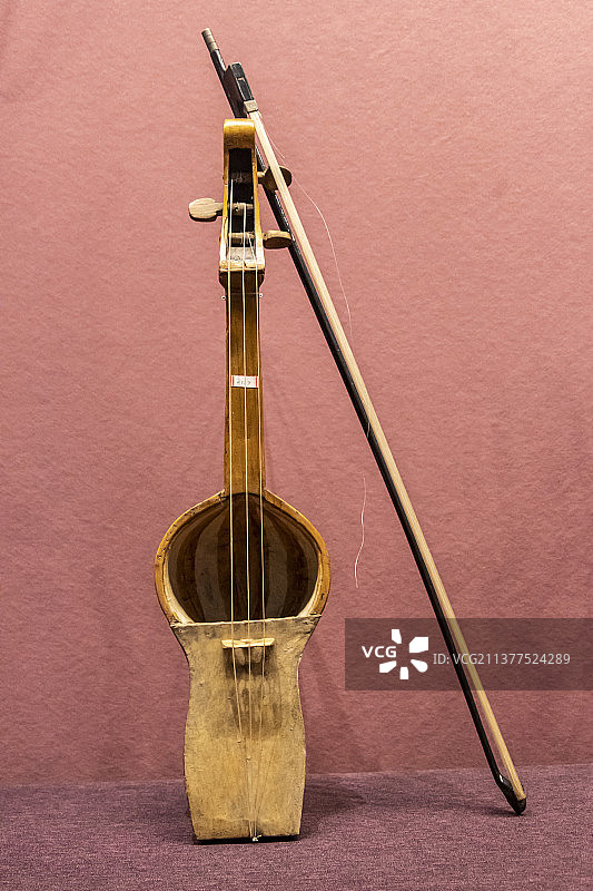 中国工艺美术馆：库布孜（弦鸣擦奏乐器，哈萨克族，木制琴身，音箱中下部蒙羊皮）图片素材