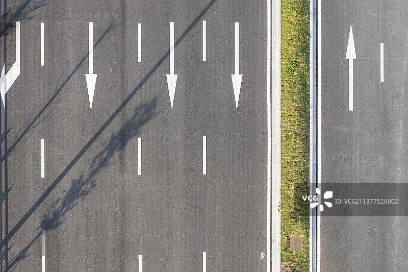 俯视拍报的柏油公路沥青路面图片素材