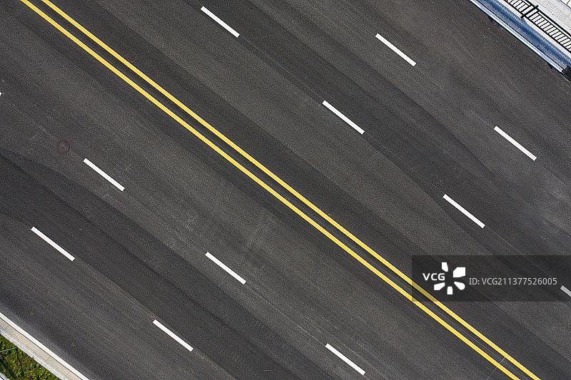 俯视拍报的柏油公路沥青路面图片素材