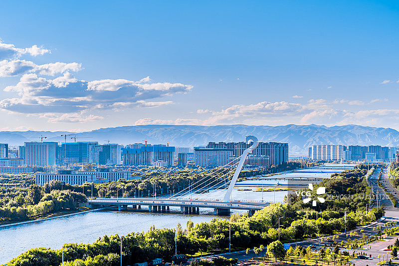 中国内蒙古呼和浩特马头琴桥城市天际线风光图片素材