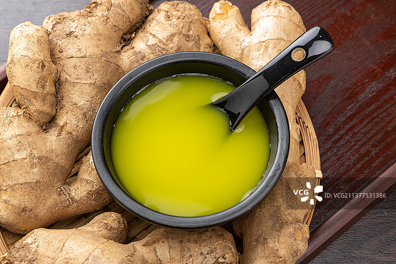 装在小碗里的姜汁饮品图片素材
