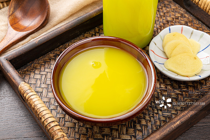 装在小碗里的姜汁饮品图片素材
