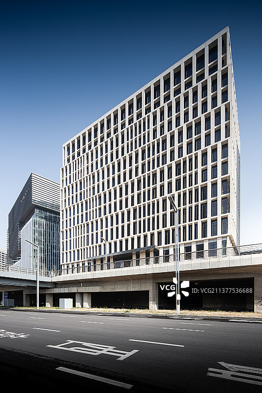 中国河南郑州郑东新区北龙湖金融岛金融建筑外立面与道路夏季户外风光移轴摄影图片素材