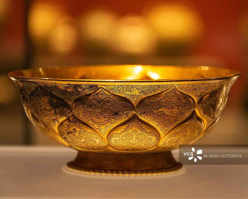 鸳鸯莲瓣纹金碗图片素材